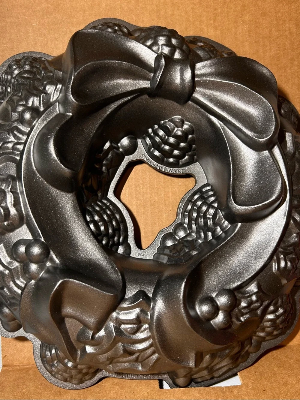 NWOT Williams Sonoma Wreath Bundt Cake Pan